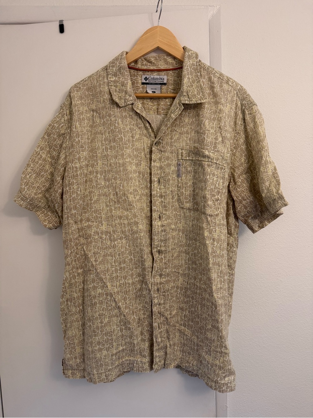 Columbia Men’s Short-Sleeve Light Beige Geometric Button-Down Shirt